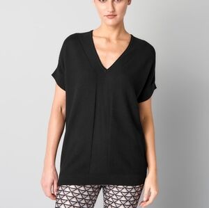 SIMONS BLACK V NECK TOP SIZE MEDIUM